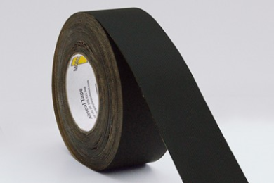 MorgoAirseal Black Tape is een UV-stabiele, waterkerende, enkelzijdig klevende tape. De tape is opgebouwd uit een polyester basisvlies met een acrylaat lijmlaag. Deze lijmlaag zorgt voor uitstekende hechting op nagenoeg alle ondergronden. De bijzondere waterkerende en UV-stabiele eigenschappen zorgen ervoor dat MorgoAirseal Black Tape kan worden toegepast in gevels, bijvoorbeeld in combinatie met folies van Morgo Folietechniek. Hierbij zorgt de tape voor en betrouwbare lucht- en waterdichte afdichting bij overlappingen en verbindingen. Verwerkingsvoorschriften De te verwerken materialen dienen stof- en vetvrij te zijn. De ondergrond moet droog en voldoende hard zijn om de tape te kunnen aandrukken. Des te harder je de tape kunt aandrukken, des te beter is de hechting. MorgoAirseal Tape is om afdichtingen te creëren, niet om verbindingen aan elkaar te verkleven waar krachten op worden uitgeoefend. De MorgoAirseal Tape heeft een 100% acrylaat kleeflaag en is extreem verouderings bestendig. Op houtderivaatplaten altijd een primer gebruiken. Voor gegarandeerd goede resultaten, altijd een primer toe te passen.Voor een goede kleefkracht is een overlap van 30mm noodzakelijk. Kenmerken Waterkerend Luchtdicht UV-Gestabiliseerd Temperatuurbestendigheid -40°C | +80°C Toepassing Afdichtingstape voor binnen en buiten, ook geschikt tijdens open fase.